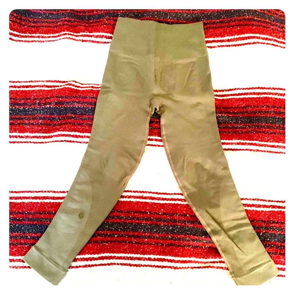 Lululemon army green 3/4 leggings!